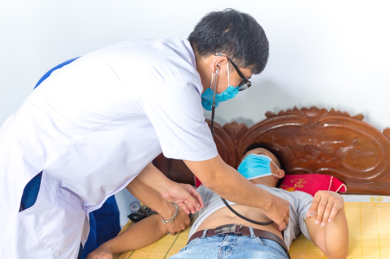 Bác sĩ thăm khám tại nhà cho bệnh nhân
